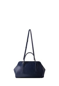 Sac à main en cuir bleu marine avec des poignées courtes et une longue bandoulière réglable, forme rectangulaire avec des côtés légèrement effilés.