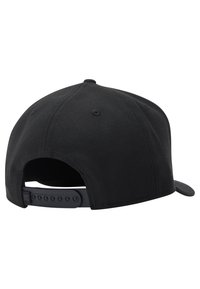 Schwarze Kappe aus Baumwolle, mit flachem Schirm, verstellbarem Kunststoffsnapback und genähten Details auf dem Stoff.