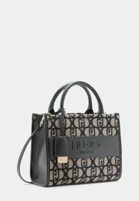 Schwarze und beige Handtasche mit geometrischem Muster, Lederakzenten, doppelten Obergriffen, abnehmbarem Tragegurt und einer mit Logo geprägten Platte.