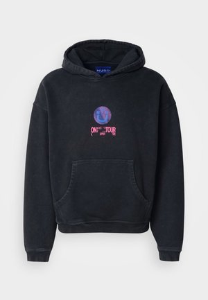 Czarna bluza z kapturem wykonana z mieszanki bawełny. Posiada przednią kieszeń oraz graficzny nadruk z uśmiechniętą buźką i napisem "ON TOUR". Napis w odcieniach różu i niebieskiego.