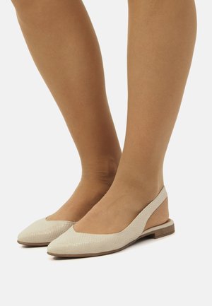 Bailarinas beige de tipo slingback con parte superior texturizada, punta afilada y parte trasera abierta. Presentan una suela plana y un diseño minimalista sin hardware visible.
