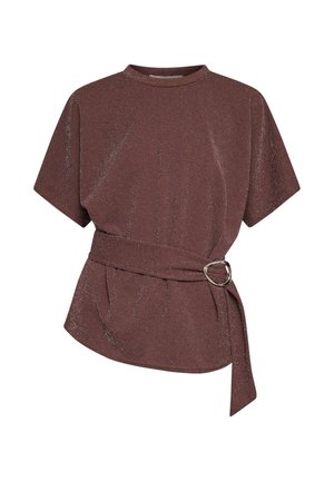 Brun kortærmet bluse med høj hals, der har en satinlignende struktur, et bælte i taljen med en sølvring og en diskret glans.