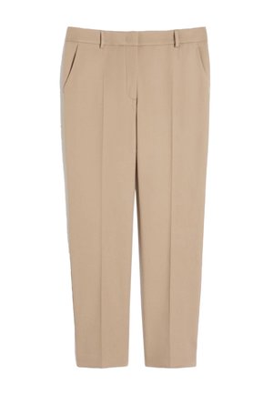 Pantaloni beige a gamba dritta con tasche laterali, passanti per cintura e pieghe anteriori, mostrati distesi su sfondo bianco.