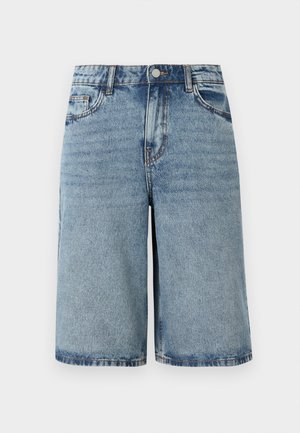 Gaiši zili džinsa šorti ar vaļīgu pieguļojumu, vidēji augstu jostasvietu, piecām kabatām un maigu izbalēšanu pie apakšmalām. Pastiprinātas šuves un metāla poga.