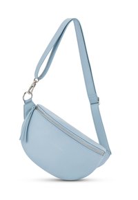 Borsa a tracolla in pelle blu chiaro con design curvo, dotata di una cerniera argentata e un logo semplice. Presente una tracolla regolabile e un dettaglio a nappina.