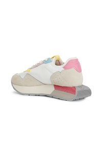 Sneaker bianco con dettagli in suede beige, rosa e azzurro chiaro. Presenta pannelli testurizzati, forma arrotondata e una suola in gomma.