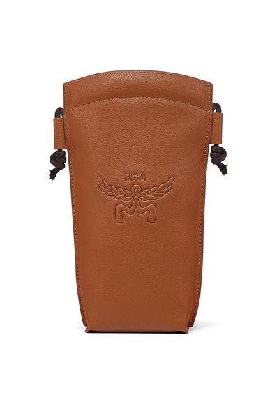 Bruine leren tas met een gestructureerde afwerking, heeft een logo dat aan de voorkant is geperst en trekkoordsluitingen aan beide zijden.