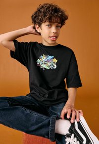 Next RELAXED FIT SHORT SLEEVE GRAPHIC STANDARD - T-shirt con stampa - black monsters back print