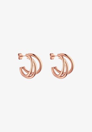 Paire de boucles d'oreilles doubles en or rose avec une surface lisse et polie et une fermeture papillon sur fond blanc.
