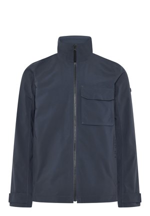 Marineblauw waterdicht jack met een hoge kraag, een volledige rits aan de voorkant en een borstzak. Inclusief manchetdetail en minimale stiksels.
