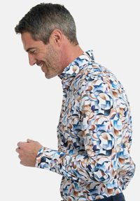 Schmal geschnittenes Hemd aus leichtem Baumwollstoff mit einem abstrakten geometrischen Muster in Blau, Braun und Weiß, mit einem Kentkragen und Knopfmanschetten.