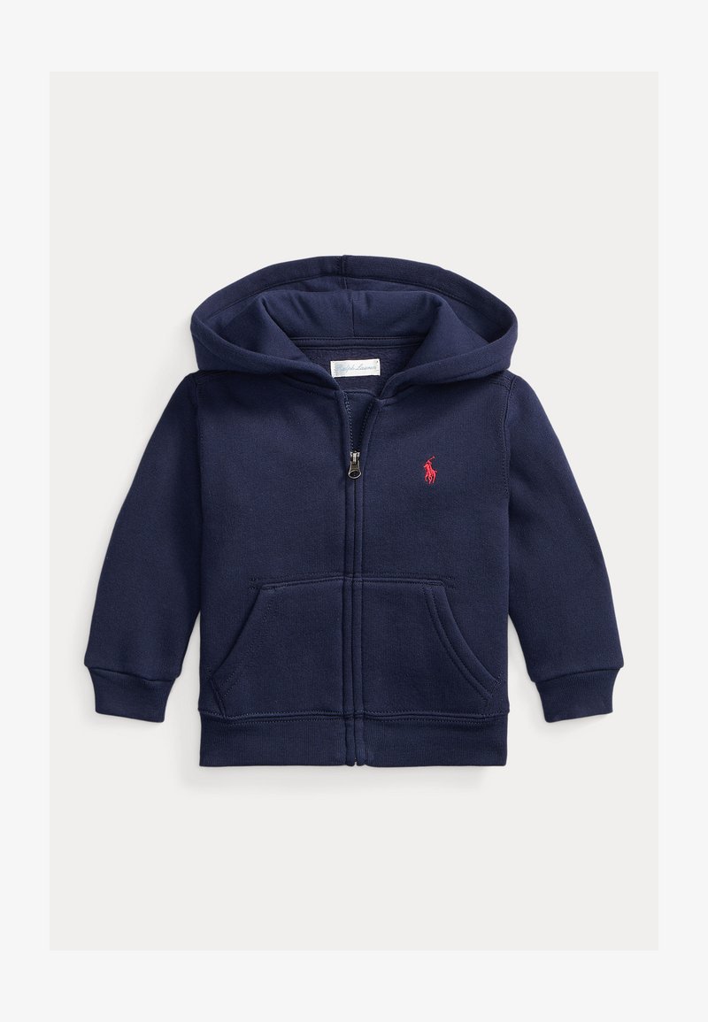 Sudadera con capucha y cremallera para niño pequeño en azul marino, con bolsillos delanteros, capucha, puños acanalados y pequeño logo rojo bordado en el pecho izquierdo.