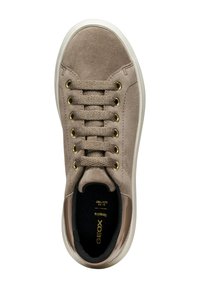Sneaker beige in camoscio con suola in gomma bianca, occhielli dorati e lacci piatti. L'interno è realizzato in materiale nero con il logo del brand in oro.