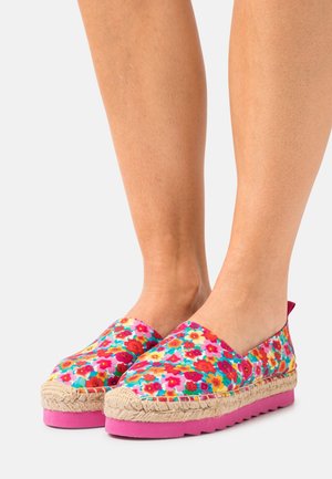 Espadrillas floreali con tomaia in tela dai colori vivaci, suola in gomma rosa e finiture in juta intrecciata. Design slip-on con punta arrotondata.