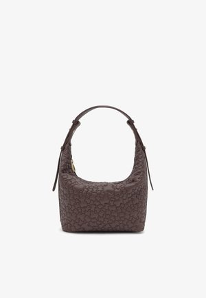 Ciemnobrązowa skórzana torba na ramię z wytłaczanym kwiatowym wzorem, pojedynczym krótkim paskiem i bocznym suwakiem w złotym kolorze.