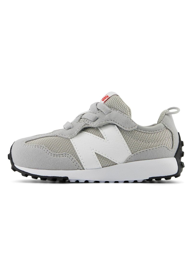Scarpa da atletica grigia realizzata in mesh e suede, con logo bianco, linguetta imbottita, lacci testurizzati e suola in gomma nera.