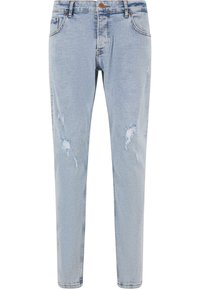 Jeans de mezclilla azul claro con un corte ajustado, detalles desgastados en las piernas y un diseño clásico de cinco bolsillos con cierre de botón.