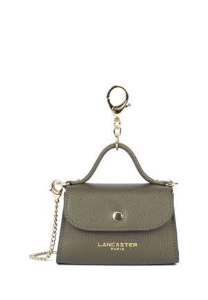 Petit sac à main en cuir texturé vert olive avec poignée supérieure, bandoulière chaîne dorée, fermoir doré et logo "Lancaster Paris" à l'avant.