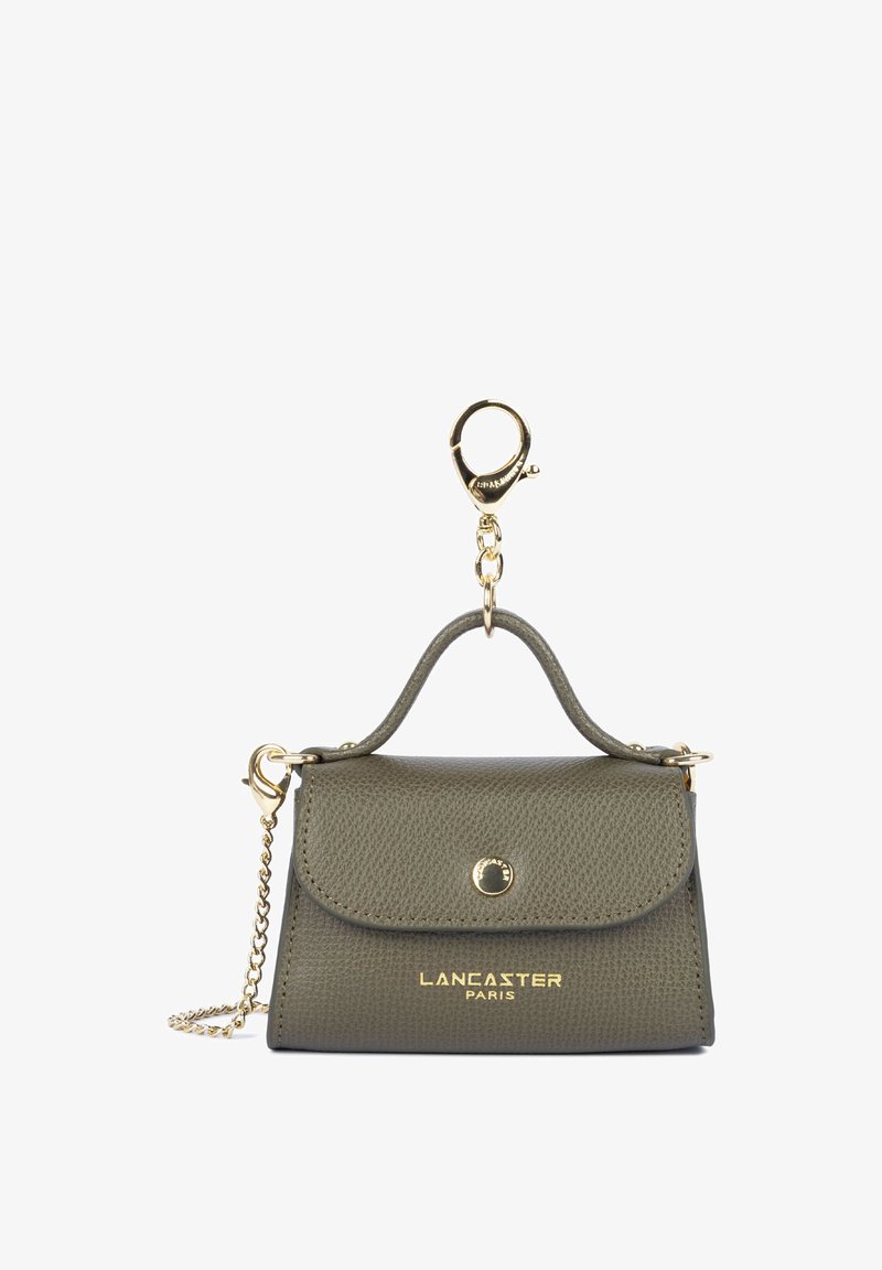 Petit sac à main en cuir texturé vert olive avec poignée supérieure, bandoulière chaîne dorée, fermoir doré et logo "Lancaster Paris" à l'avant.