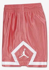 Κόκκινα αθλητικά σορτς από λείο υλικό, με λευκές λεπτομέρειες και λευκό λογότυπο Jumpman σε σχήμα διαμαντιού κοντά στο στρίφωμα.