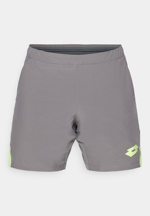 Shorts deportivos grises con una cinturilla elástica y detalles en verde claro, con un logo en la parte inferior de la pierna derecha. Textura suave.
