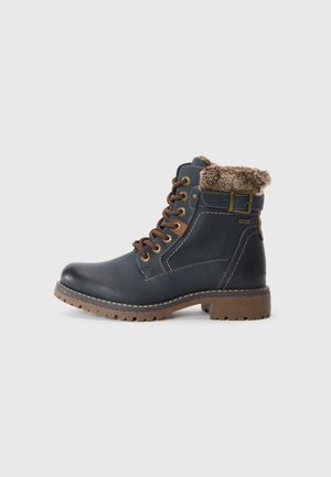 Bottines à lacets bleu foncé avec semelle marron, col en fausse fourrure, sangle à boucle et coutures renforcées pour les vêtements d'hiver.