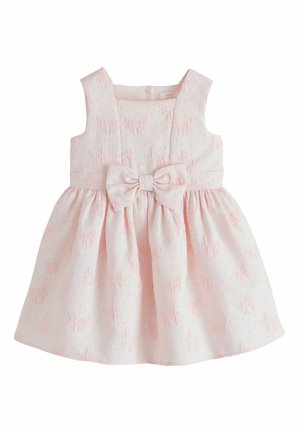 Vestido rosa claro sin mangas para niña pequeña con un patrón texturizado de mariposas y un gran lazo en la cintura, falda fruncida y escote cuadrado.