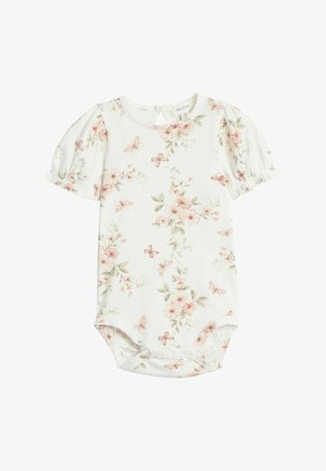 Hvid babyheldragt med puffede ærmer, med et mønster af pink blomster og sommerfugle, samt trykknapper i bunden for nem udskiftning.