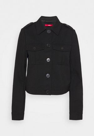 Schwarze langärmlige Jacke mit fünf Knöpfen vorne, zwei Brustklapptaschen, Schulterepauletten und Kragen, auf weißem Hintergrund dargestellt.