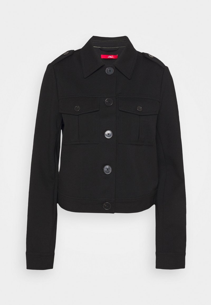 Veste noire à manches longues avec cinq boutons à l'avant, deux poches poitrine à rabat, épaulettes aux épaules et un col, présentée sur fond blanc.