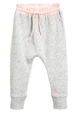 Jasnoszare spodnie dla dziecka z różowym elastycznym pasem i sznurkiem, ozdobione małymi różowymi pomponami rozmieszczonymi na tkaninie.