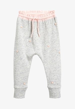 Lichtgrijze babybroek met roze elastische tailleband en trekkoord, versierd met kleine roze pompons verspreid over de stof.