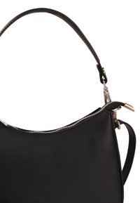 Zwarte leren handtas met een gebogen vorm, voorzien van een ritsluiting en een slanke schouderband met metallic hardware accenten.