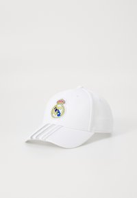Hvid baseballkasket med broderet Real Madrid-logo, tre grå striber på skyggen, justerbar bagside og blød stoftekstur.