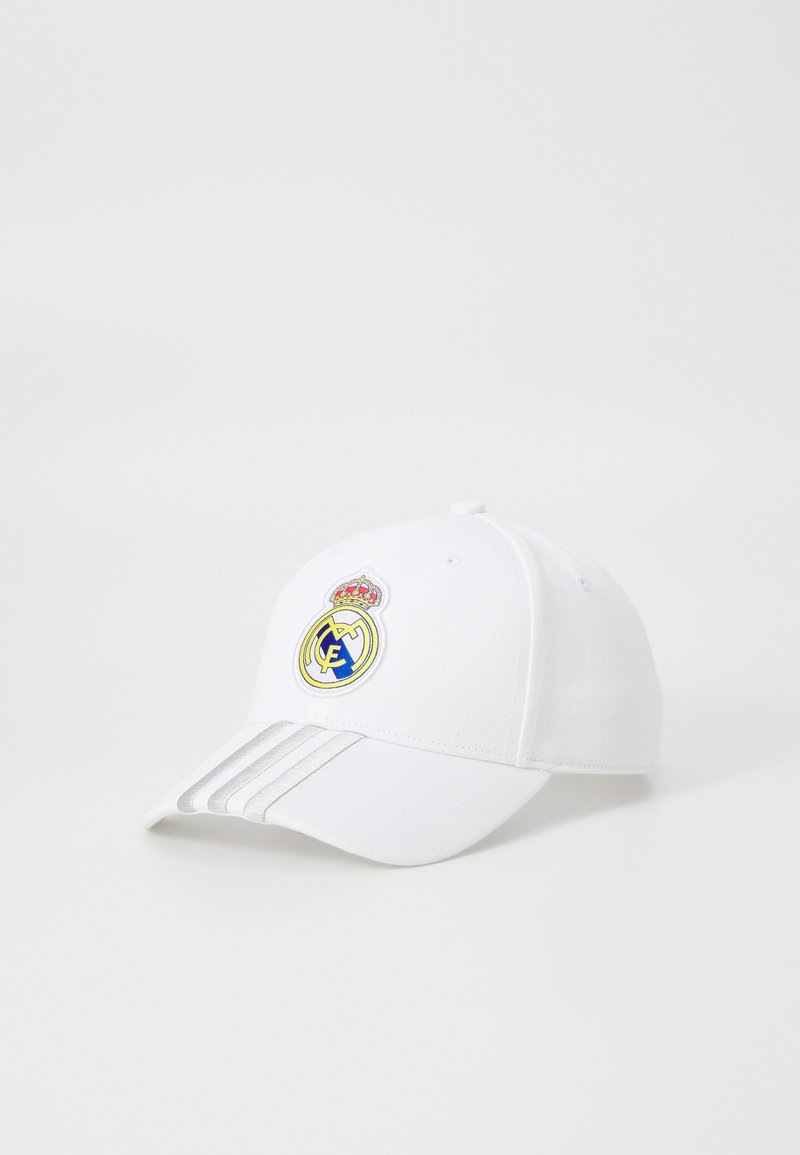 Hvid baseballkasket med broderet Real Madrid-logo, tre grå striber på skyggen, justerbar bagside og blød stoftekstur.