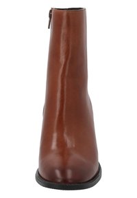 Bota de tobillo de cuero marrón con un diseño elegante, textura suave, punta redonda y una cremallera lateral. Suela de goma negra baja.