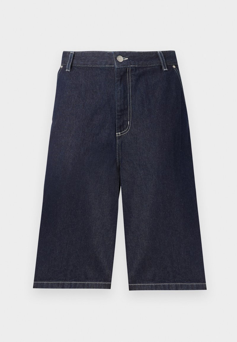Shorts en denim bleu foncé atteignant les genoux, avec passants pour ceinture, bouton frontal et coutures blanches apparentes.