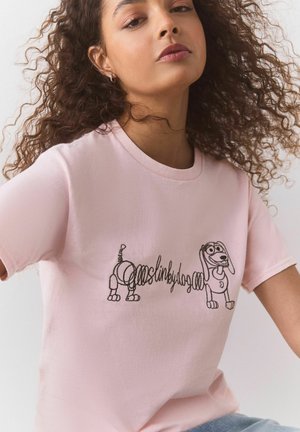 Next, REGULAR FIT - TOY STORY SLINKY GRAPHIC CREW NECK T-SHIRT . - Nyomott mintás póló - pink