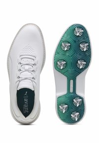Λευκό παπούτσι γκολφ με κορδόνια στο μπροστινό μέρος, εμφανιζόμενο από την κορυφή και την κάτω πλευρά, με έξι πράσινες αγκράφες και λογότυπο "avant" στο εσωτερικό.
