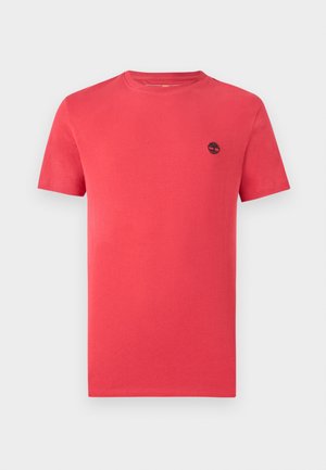 Rood T-shirt met korte mouwen en een ronde hals, met een klein zwart boomlogo op de linkerborst, eenvoudig ontwerp.
