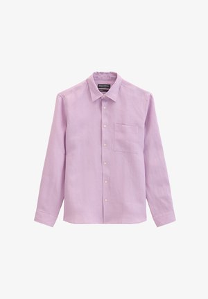 Lila hosszú ujjú ing, gombos elülső résszel, hegyes gallérral és egyetlen mellzsebbel, fehér háttéren bemutatva.