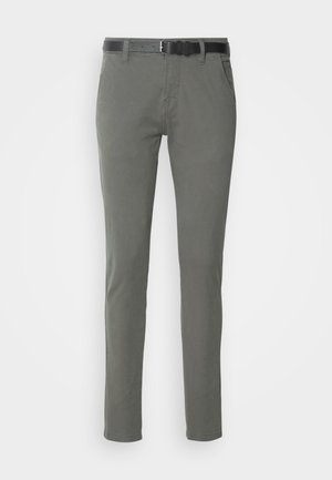 Chinos de algodón grises con un corte slim, que incluyen un cinturón negro, dos bolsillos laterales y un diseño simple. Textura suave sin patrones visibles.