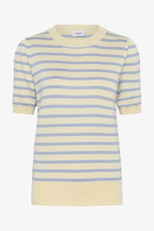 Pruhovaný krátky rukáv sveter v svetložltej a svetlomodrej farbe. Má okrúhly výstrih a jemnú textúru s voľným strihom.