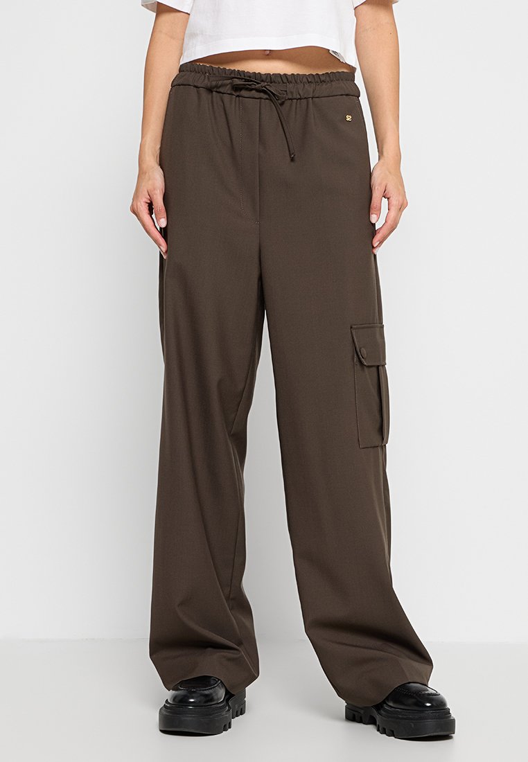 Braune Weitbein-Hosen mit einem Kordelzugbund, seitlichen Taschen und flachem Bund. Hergestellt aus glattem Stoff mit einer lockeren Passform.