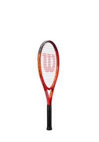 Tennisschläger mit einem roten und orangefarbenen Rahmen, schwarzem Griff und einem weißen Saitenmuster. Auf der Schlagfläche befindet sich ein auffälliges weißes "W"-Logo.