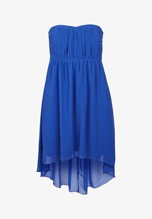 Modrá bezramenná šaty s skládáním v těle, splývavou látkou a asymetrickým spodním lemem. Materiál je lehký a hladký.
