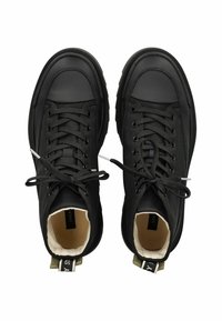 Sneakers neri alla caviglia con tomaia in tessuto testurizzato, punta rotonda, lacci piatti e fodera interna in contrasto con linguetta.