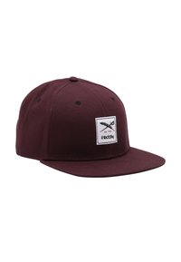 Burgunderfarbene Snapback-Cap mit flacher Krempe, Stoffstruktur, schwarzen Ösen und einem weißen Patch mit gekreuzten Scheren und Markenname.