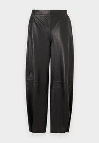 Calças de couro preto com corte solto, apresentando detalhes costurados e uma cinta larga. Textura suave e design de perna reta.