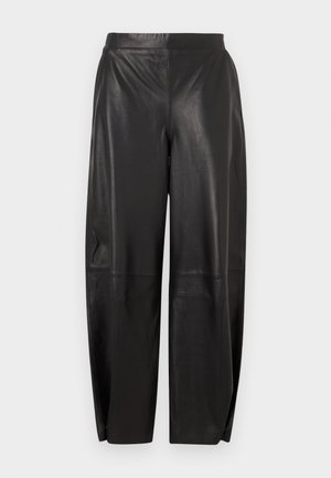 Zwarte leren broek met een losse pasvorm, voorzien van gestikte details en een brede tailleband. Gladde textuur en een rechte pijp.